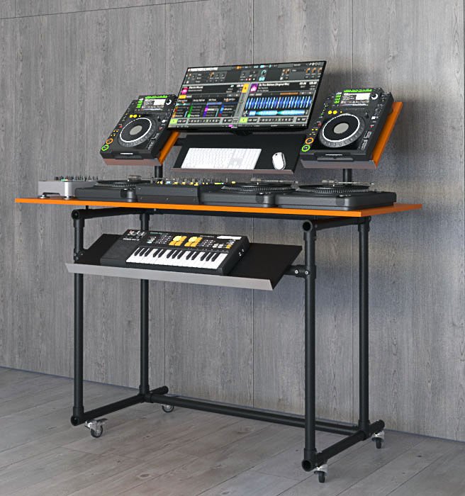 Mobiles DJ-Pult mit leuchtend orangefarbener Tischplatte und stabilem schwarzem Metallrohrrahmen auf Rollen. Oben zwei Plattenspieler, Mischpult und großer Monitor mit Musiksoftware, darunter Tastatur und Maus. Ausziehbare Ablage mit MIDI-Keyboard.
