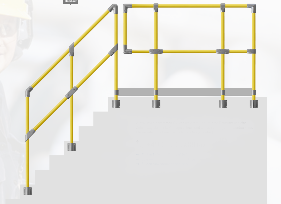 Gelbes Sicherheitsgeländer an weißer Treppe und Plattform, mit grauen Verbindern und Bodenankern. Links unscharf ein Arbeiter mit gelbem Helm und Schutzbrille.