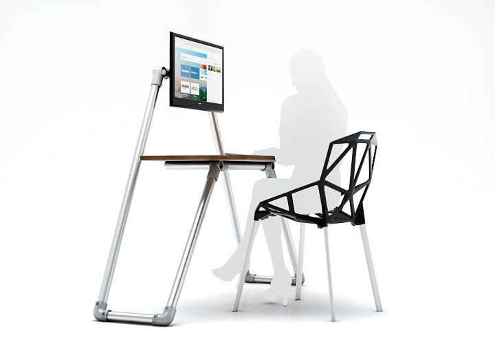 Weiße Figur von hinten am Schreibtisch; Monitor mit App-Icons (u.a. Facebook, Amazon). Minimalistischer Raum, Holzplatte, Metallgestell, schwarzer Stuhl.